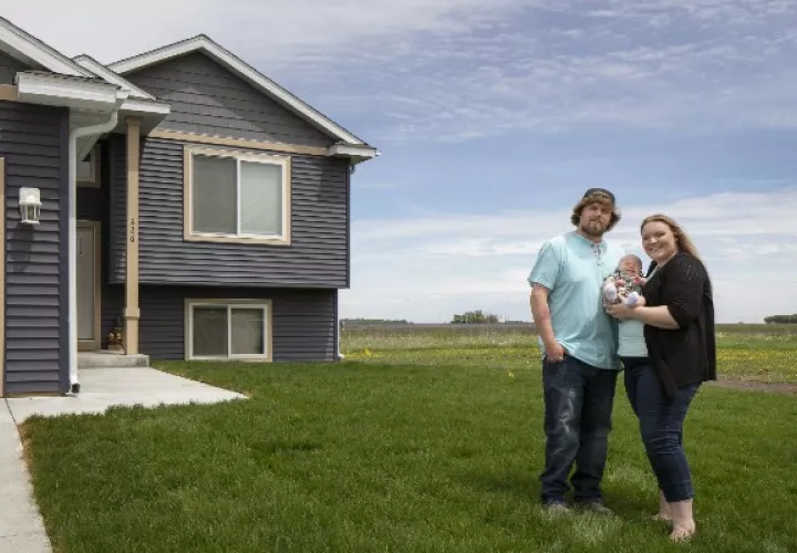 Morgan, Brad y Hudson Laine son la tercera familia en usar un programa de tierra libre en Claremont, Minnesota. Foto / Kevin Miyazaki para The New York Times.
