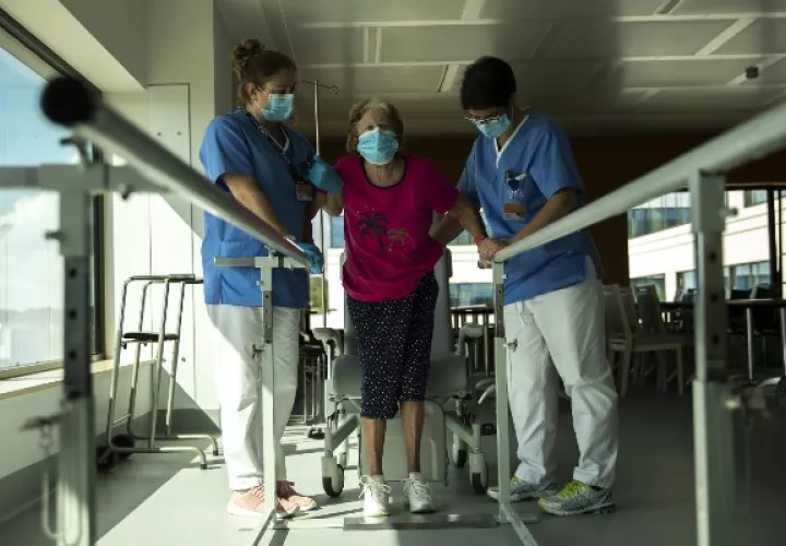 Los pacientes hospitalizados con COVID-19 con frecuencia experimentan debilidad muscular que puede llevar a dificultades para caminar. Foto / Francisco Seco/Associated Press.