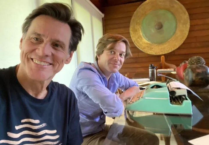 Jim Carrey (izq.) con Dana Vachon, que dijo del libro: “Fue un viaje a los reinos prohibidos del estrellato”. Foto / Linda Fields Hill; coordinadora Stacey Kalchman.