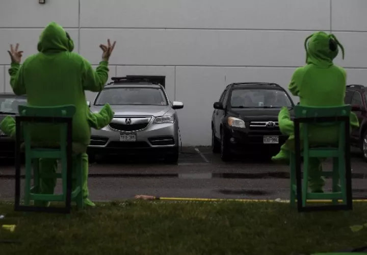 Miembros del Teatro Buntport de Denver presentaron “The Grasshoppers” a personas en autos estacionados. Foto / Rachel Woolf para The New York Times.