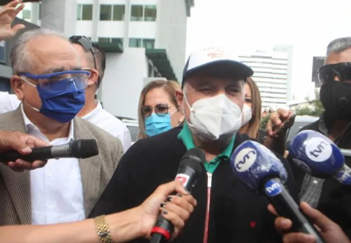 El expresidente Martinelli habló de forma fluida con los periodistas que lo esperaban. Víctor Arosemena 
