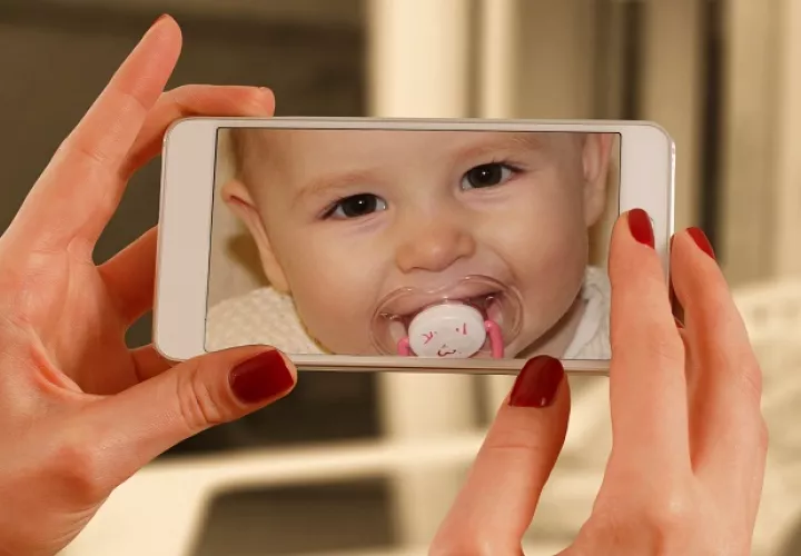 En Francia hay una legislatura que prohíbe la publicación de fotografías de menores de edad en las redes sociales. Foto: Ilustrativa / Pixabay