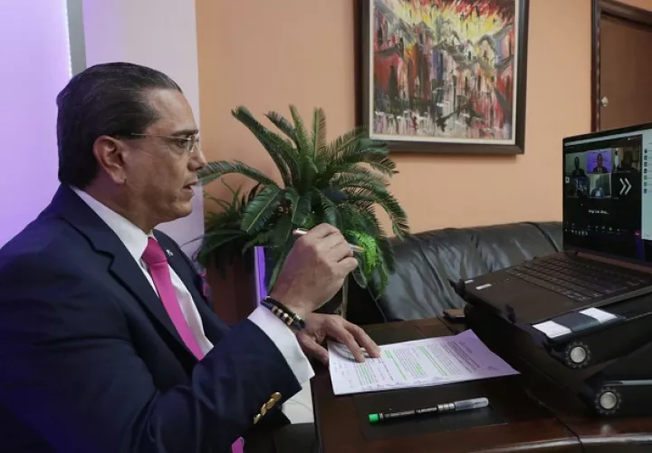 El ministro de Miviot, Rogelio Paredes, dijo que el sector de la construcción es un segmento importante de la economía panameña. Foto Miviot