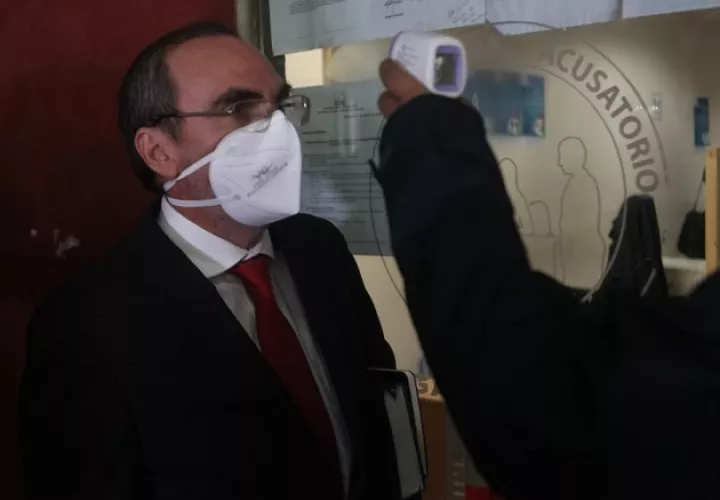Rolando López cumple con la medida de prevención antes de ingresar al Sistema Penal Acusatorio. Foto Víctor Arosemena 