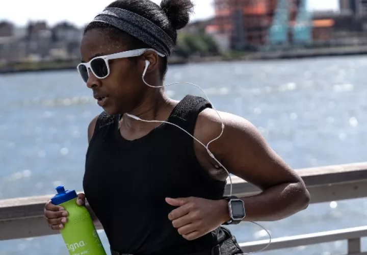 Una corredora se ejercita en el parque East River en Manhattan en 2018. (Jeenah Moon/The New York Times)
