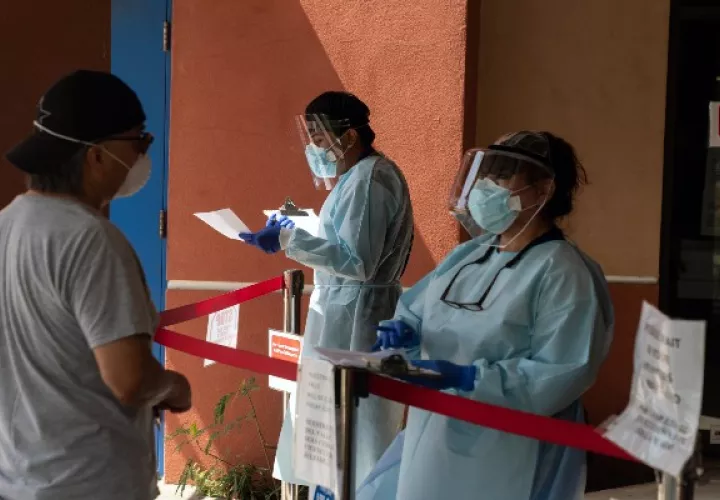 Los pacientes son examinados antes de hacerse la prueba del coronavirus en Nuestra Clínica del Valle en San Juan, Texas. (Ilana Panich-Linsman/The New York Times)