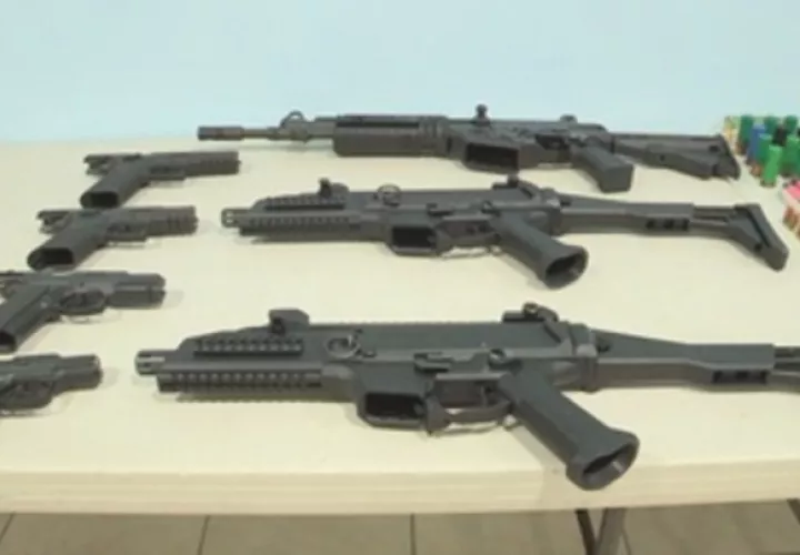 Por esta investigación de tráfico de armas hay seis personas con arresto domiciliario y dos tienen impedimento de salida del país.