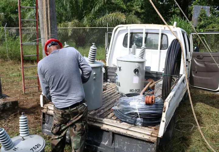 Esta primera fase contempló los trabajos de cambio de transformadores. revisión de bombas en las tomas de agua y planta potabilizadora.