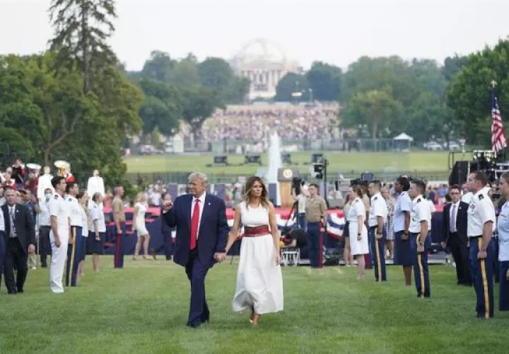 Tras el discurso del presidente, hubo una exhibición de aviones militares que sobrevolaron el Mall, la explanada monumental que hay junto a la Casa Blanca, paracaidistas y música patriótica, que precedieron a los tradicionales fuegos artificiales. FOTO/EFE