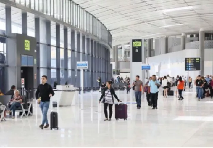 Por el Aeropuerto Internacional de Tocumen pasan más de 15 millones de turistas al año, de los cuales un poco más de 2 millones se quedan en Panamá. Foto/Archivo