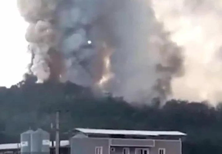 Los incendios provocados por la detonación impiden de momento a los equipos de rescate acceder a todas las zonas del recinto fabril, en el que hay unos 30 edificios, por lo que no se sabe si aún hay personas dentro de la factoría.