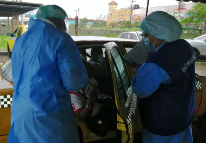 La vacunación exprés se realizó afuera de la sede del Minsa en Colón. Fotos: Diómedes Sánchez.