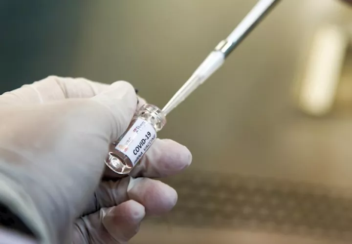 Tailandia fue el primer país en detectar un caso de COVID-19 fuera de China, epicentro de la pandemia, pero de momento ha conseguido contener la misma mediante el cierre de fronteras y el uso extensivo de mascarillas, con 3.217 casos confirmados y 58 fallecimientos.