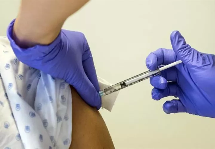 Hay 23 vacunas contra la COVID-19 en fase de investigación en seres humanos. Foto: EFE