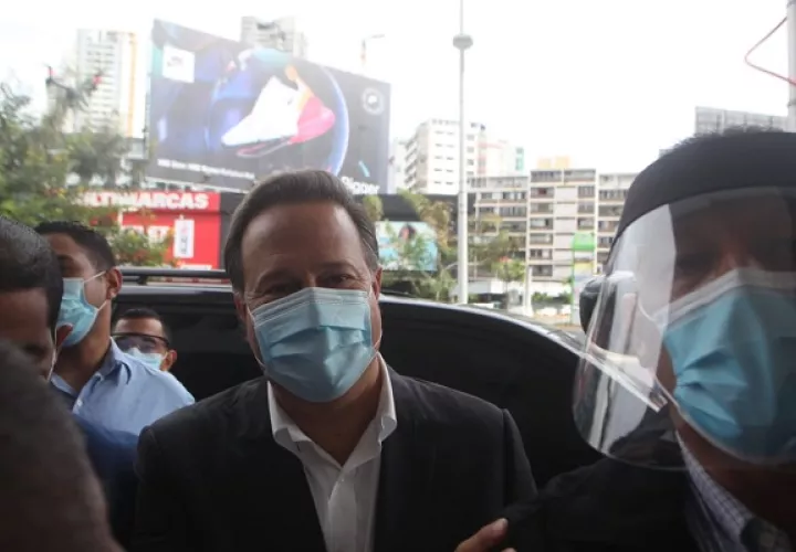 Juan Carlos Varela les recomendó a los periodistas guardar la distancia. Foto Víctor Arosemena