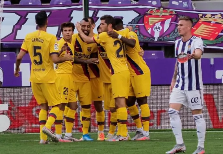 Jugadores del Barcelona felicitan a Arturo Vidal por su gol. Foto:EFE