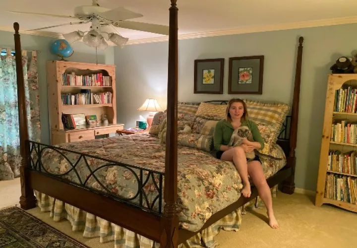 Una fotografía proporcionada por Alex Rose donde aparece en su habitación de la infancia en Austin, Texas. (Alex Rose vía The New York Times)
