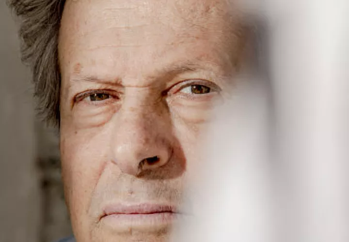 Ron Temko, quien deliró y en su paranoia creyó estar secuestrado, en su casa de San Francisco, el 1 de junio de 2020. (Cayce Clifford/The New York Times)