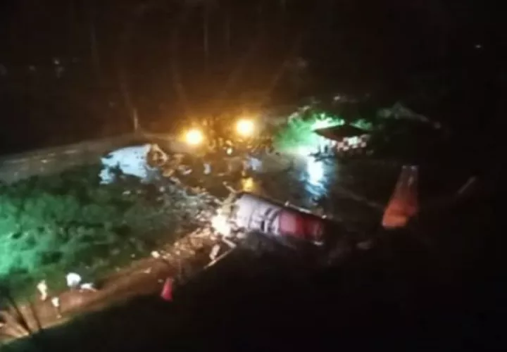 El avión accidentado se partió en dos al caer a la pista. Foto: Twitter.