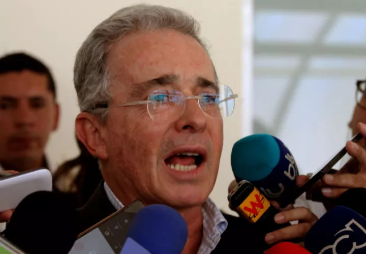 Uribe responde al proceso penal en la Corte Suprema por tener fuero de senador. Fotos: Archivo/Ilustrativa. 