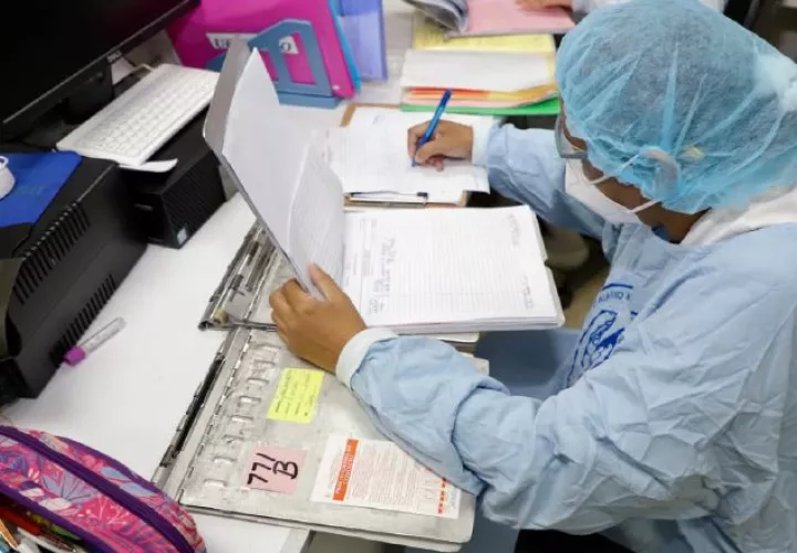 Personal de salud está más expuesto y dice que tiene que trabajar largas horas. 