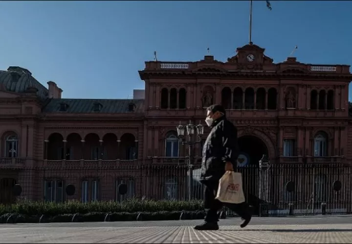 Las negociaciones con el FMI representan el próximo paso del Gobierno de Alberto Fernández. EFE