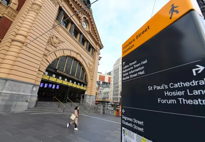 Además del toque de queda, el gobierno de Victoria endureció el domingo las restricciones en Melbourne del nivel 3 al 4, lo que implica la prohibición a sus habitantes de alejarse más de cinco kilómetros de sus casas.