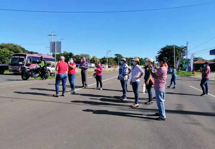 Con tonadas y por espacio de una hora cerraron las vías exigiendo un mejor servicio de electricidad. FOTO/THAYS DOMÍNGUEZ