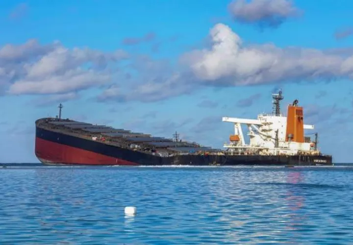  Buque carguero de bandera panameña que encalló y vertió petróleo en aguas de la isla Mauricio.