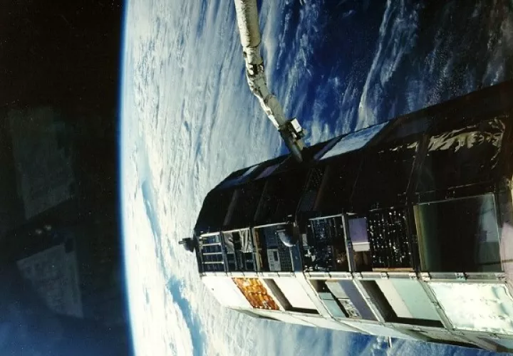 La Agencia Espacial Europea (ESA) es la primera que ha decidido desarrollar una misión de limpieza espacial, y el pasado mes de octubre encargó a una empresa emergente suiza con el apropiado nombre de ClearSpace el diseño del primer aparato con este propósito, que la Unión Europea espera lanzar hacia 2025.