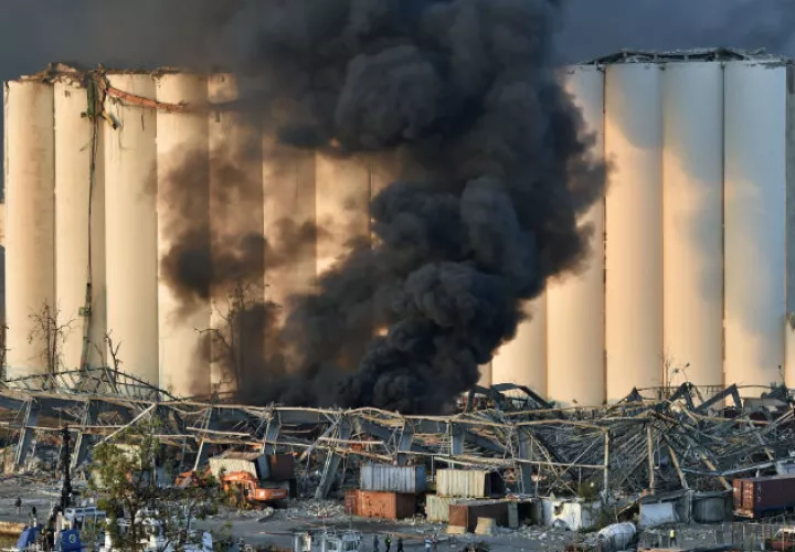 Sobre la capital libanesa se eleva una gran columna de humo de color rojizo. Fotos: EFE., 