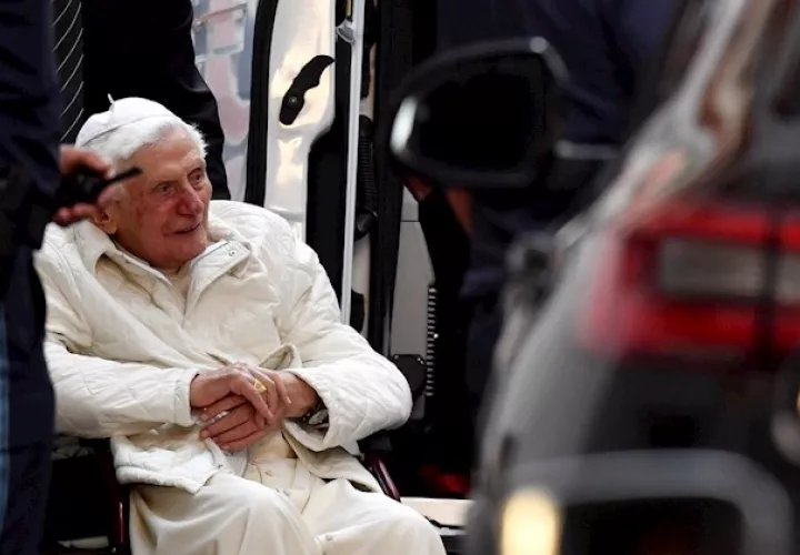 Según el biógrafo Peter Seewald, quien el sábado pasado entregó a Joseph Ratzinger su biografía, el papa emérito, de 93 años, se encuentra en un estado extremadamente delicado, aunque en su encuentro se mostró optimista a pesar de su enfermedad, señala el diario.
