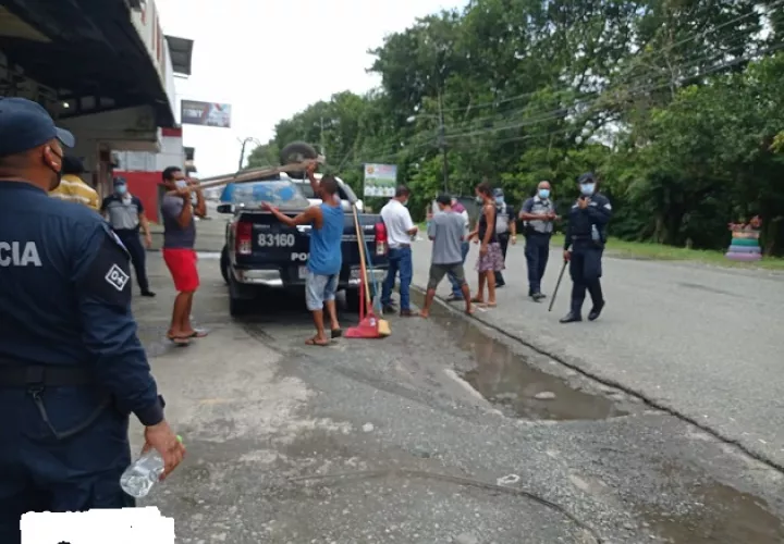 Los ciudadanos sancionados llevaron a cabo labores de limpieza en toda la avenida 17 de Abril y en áreas aledañas custodiadas por la Policía Nacional.