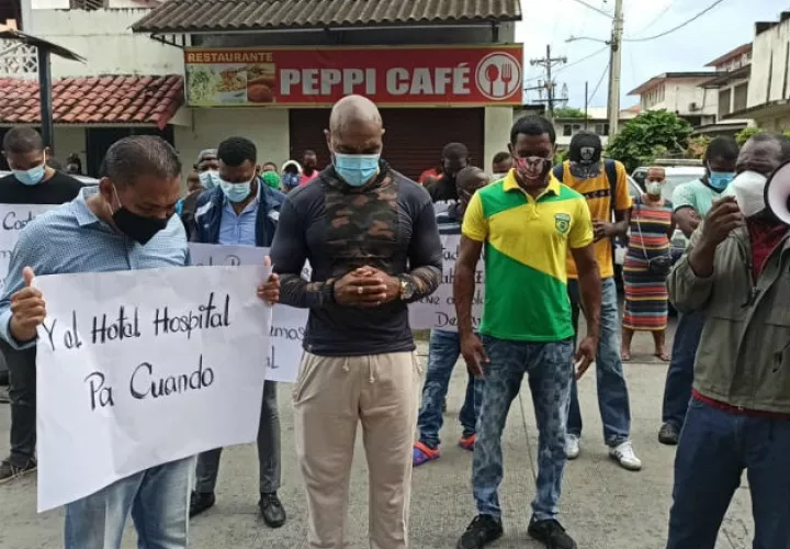 Con pancartas, los manifestantes exigieron un hotel hospital para Colón. Fotos: Diómedes Sánchez S. 