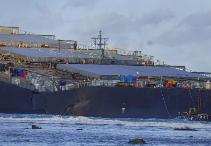 El petróleo vertido iba en el granelero japonés accidentado MV Wakashio, de bandera panameña. Fotos: Archivo/Ilustrativa.