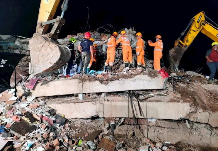 "Acabamos de rescatar a un niño de 4 años", dijo Sanap pasado el mediodía, por lo que los servicios de rescate no pierden la esperanza de encontrar más supervivientes.