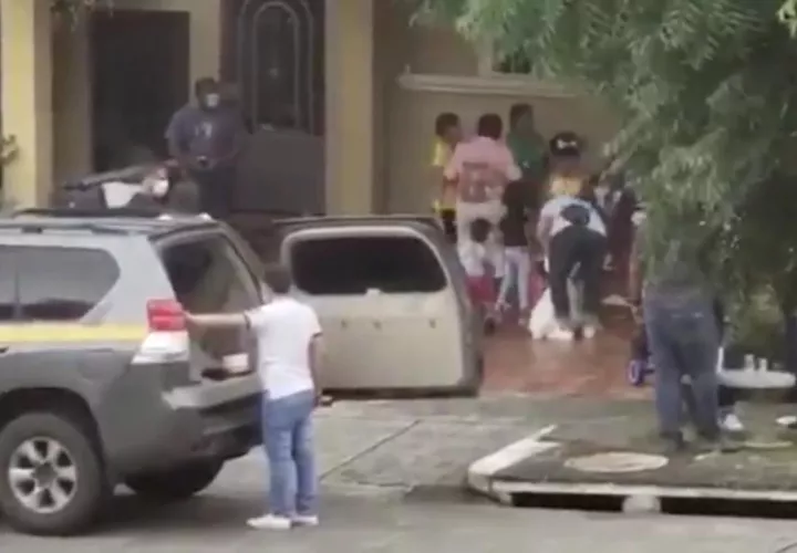 Este hecho causó gran molestia entre los residentes del lugar, quienes con pailas salieron a quejarse de la situación en medio de la cuarentena total 