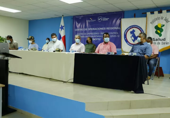 Al ministro  Salud, Luis Francisco Sucre lo acompañaron en el recorrido el ministro de Seguridad, Juan Pino; la viceministra de Salud, Ivette Berrío.