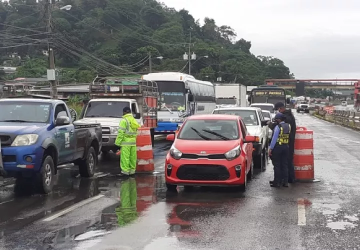 Largas filas de vehículos se forman en Panamá Oeste por el cerco sanitario ubicado en La Pesa de La Chorrera. 