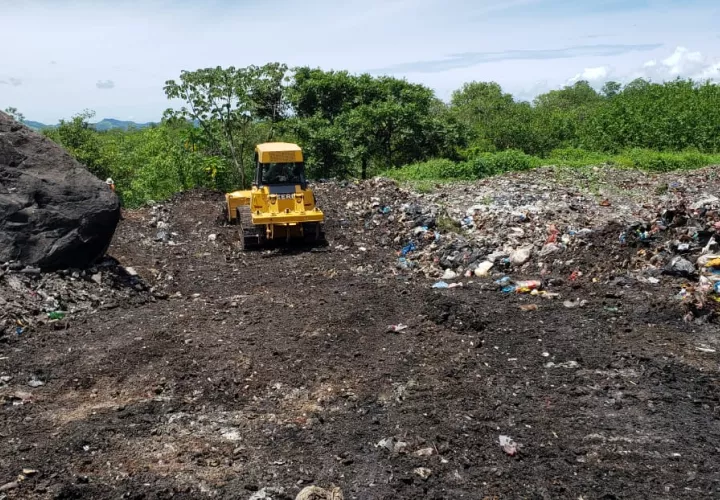 Los miles de desechos depositados en estos vertederos no reciben ningún tipo de tratamiento, para evitar que sean hurgados por los pepenadores.