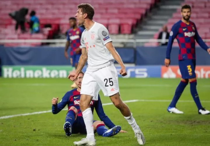 Thomas Müller festeja uno de los goles del Bayern. Foto:EFE