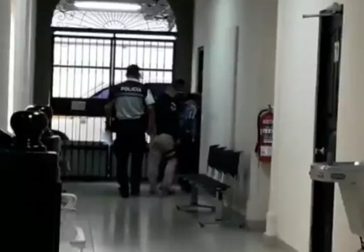El joven de 17 años presunto miembro de una secta religiosa, llegó a las instalaciones del Juzgado de Niñez y Adolecencia en David, hora y media antes de lo previsto, bajo estrictas medidas de seguridad. FOTO/ MAYRA MADRID