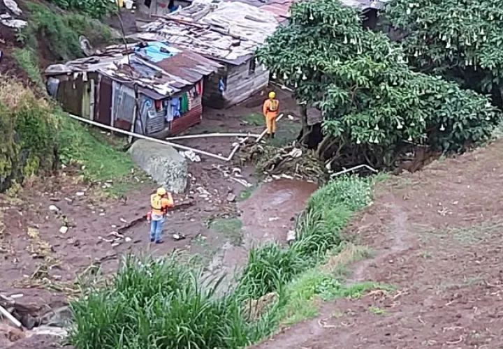 Las viviendas que resultaron afectadas con introducción de agua están construidas en su mayoría de zinc y madera. FOTO/TWITTER/SINAPROC