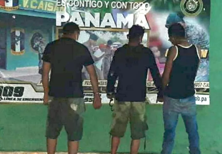Los cuatro sujetos fueron encontrados en la propiedad  y uno de ellos le hizo frente a la policía 