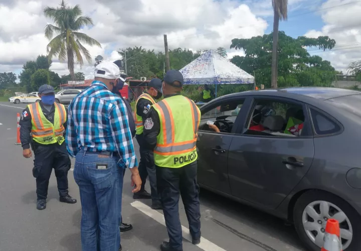 Este grupo deberá además revisar los salvoconductos que portan quienes pretenden transitar por la provincia.de Coclé.