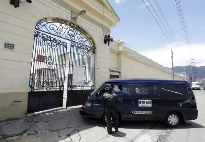 Para evitar que la situación empeore, la Alcaldía también dispuso contenedores refrigerados para depositar cadáveres que luego serán incinerados, algunos de los cuales ya están en operación en los cementerios.FOTO/EFE