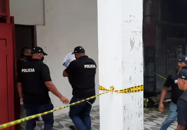 Los dos implicados que están bajo medida cautelar, llegaron cerca de las 7:00 de la mañana a las oficinas del Sistema Penal Acusatorio, bajo fuertes medidas de seguridad.