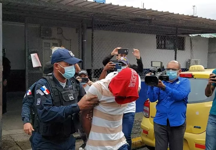 El segundo implicado en este caso de 22 años, conocido como "Niño" "Niñito" o "Cholito", fue sacado de la celda de la estación policial de la Calle 12, avenida Meléndez y Santa Isabel, con dirección a las oficinas del Sistema Penal Acusatorio.