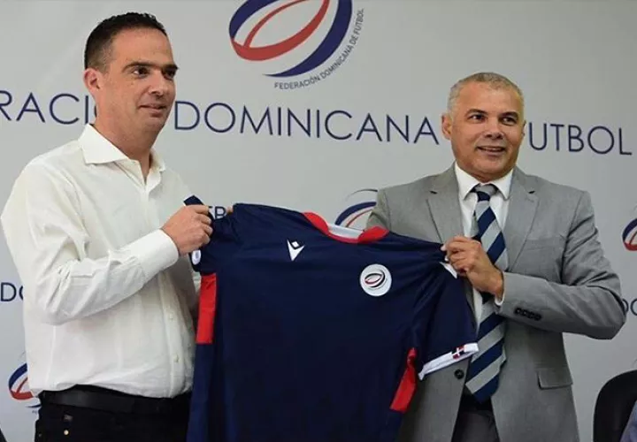  Jacques Passy (izq.) técnico de República Dominicana. Foto:@fedofutbol