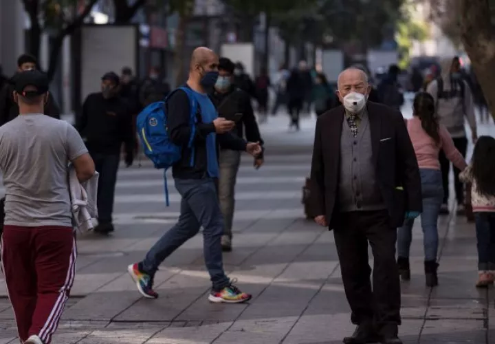 Chile se encuentra bajo estado de excepción, con toque de queda nocturno, y todos los comercios no esenciales cerrados. EFE
